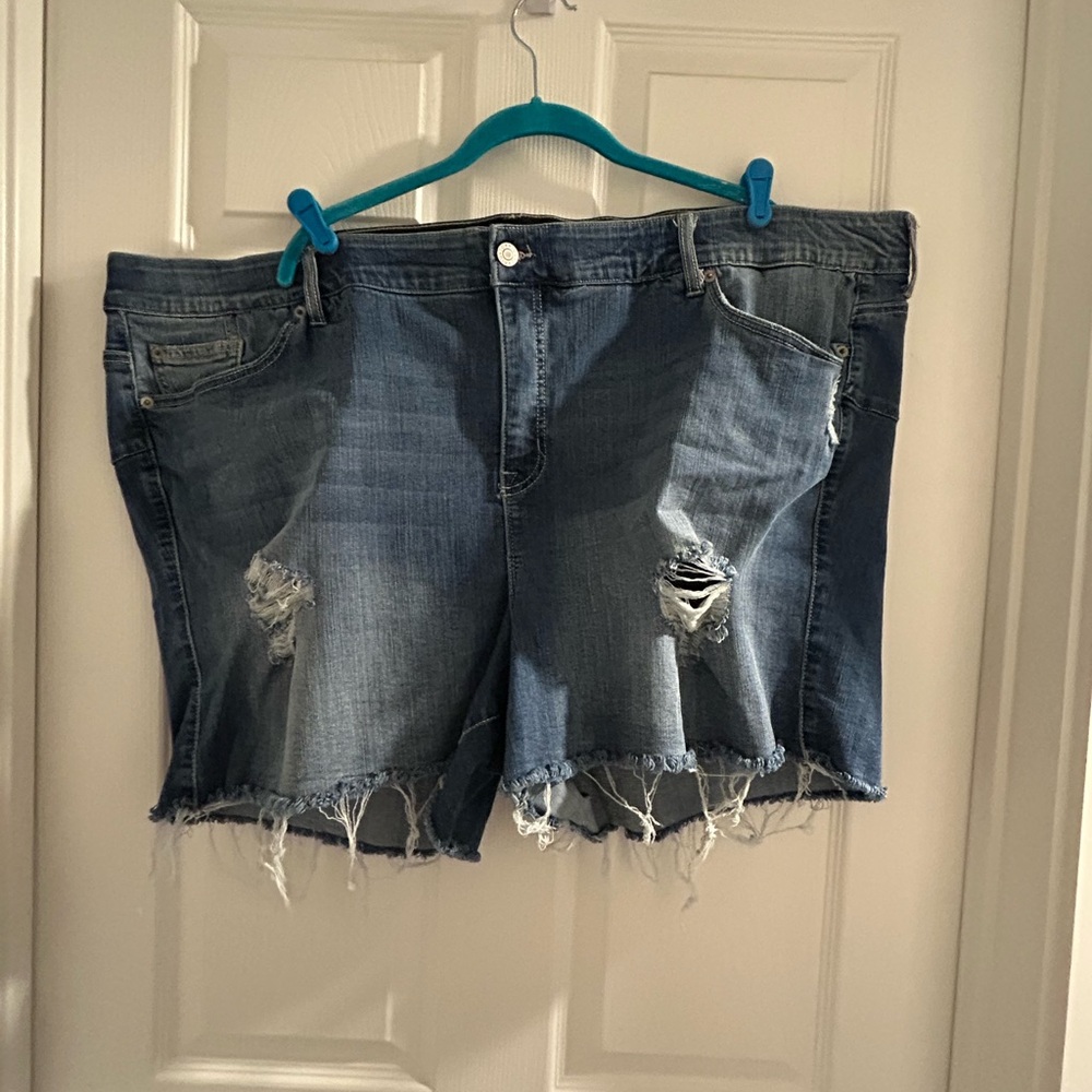 Torrid 5 Inch Premium Distressed Stretch High-Rise Size 30W Short